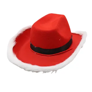 Detail van rode kerst-cowboyhoed met witte pluche rand en zwart decoratief lint