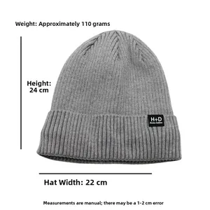 Detaillierte Maße der Strickmütze: 24 cm Höhe und 22 cm Breite mit grauer Rippenstruktur