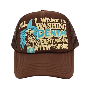 Detail des Schaumdruck-Cartoons und Schriftzugs auf der braunen Mesh-Trucker-Cap