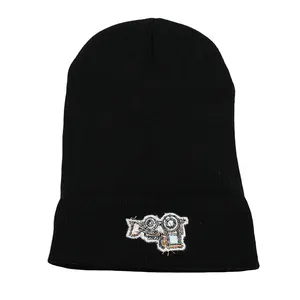 Détail du bonnet en maille noire avec broderie de dessin animé coloré pour enfants