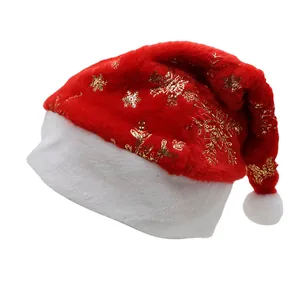 Detalle del gorro de Navidad rojo con lentejuelas doradas y ribete de piel sintética blanca