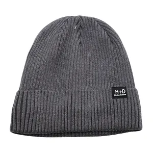 Bonnet en maille côtelée gris foncé pour hommes et femmes avec étiquette tissée sur le revers