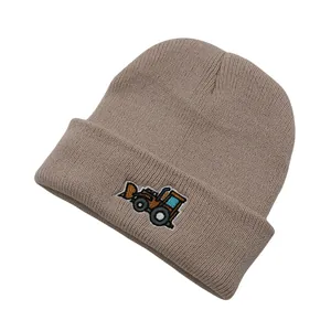 Détail du bonnet en maille pour enfant avec broderie de pelleteuse animée