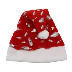 Detalle de gorro de Papá Noel rojo con plumas plateadas y pompón de felpa blanca