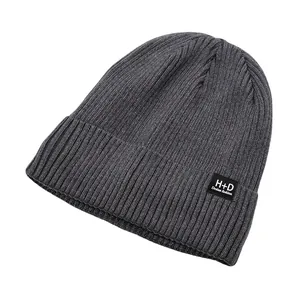 Bonnet en maille côtelée gris foncé avec revers et écusson design tendance