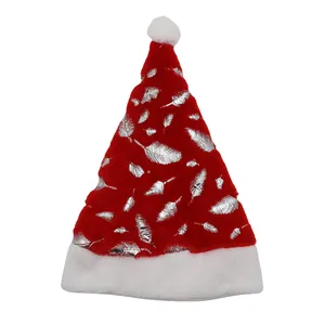 Detalle del gorro de Navidad rojo con estampados de plumas plateadas y pompón blanco suave