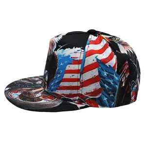 Dettaglio del cappello snapback hip-hop con bandiera americana e stampa di aquila