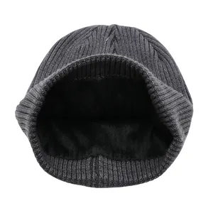 Bonnet en tricot gris foncé épais avec doublure polaire noire chaude pour l'extérieur
