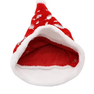 Detalle del gorro de Papá Noel de felpa roja con plumas plateadas y borla blanca