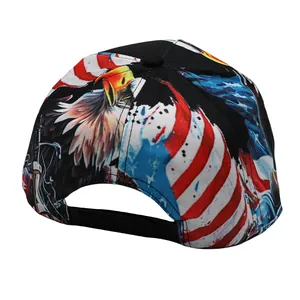 Dettaglio della chiusura snapback regolabile di un berretto con bandiera americana