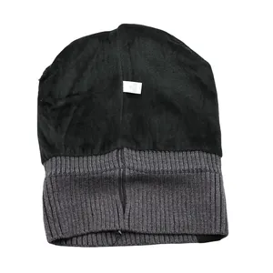 Détail du bonnet en maille grise avec doublure polaire noire et étiquette d'entretien