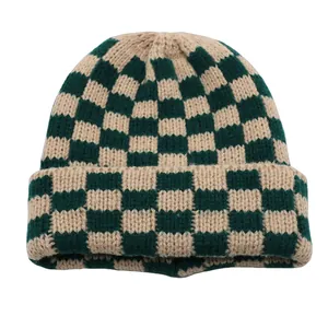 Berretto invernale in maglia con motivo a scacchi verde scuro e beige in stile rétro