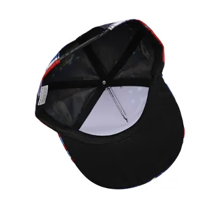 Dettaglio interno in poliestere e chiusura snapback regolabile del cappellino aquila