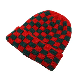 Dettaglio del cappello in maglia a scacchi rosso e verde con trama a coste spessa