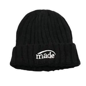 Dicke schwarze Strickmütze mit weißer made Buchstabenstickerei für Damen und Herren