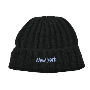 Berretto in maglia nera con ricamo New York e trama a costine per calore invernale