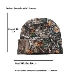 Maße der Camouflage-Strickmütze mit 22 cm Höhe und 19 cm Breite auf weißem Hintergrund