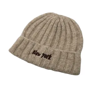 Dettaglio del ricamo New York sul berretto in maglia a coste beige chiaro