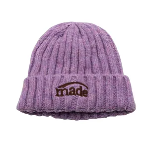 Lila Rippstrick-Beanie mit Stickerei 'made' für warme Winter-Outdoor-Aktivitäten