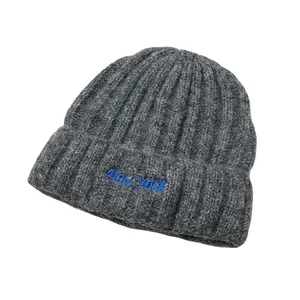 Dettaglio del ricamo blu New York sul berretto in maglia a coste grigio scuro