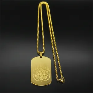 Détail macro du pendentif en acier doré avec gravures de lotus et motifs ethniques