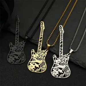 Détail de colliers guitare en acier titane en noir, or et argent sur fond de pierre