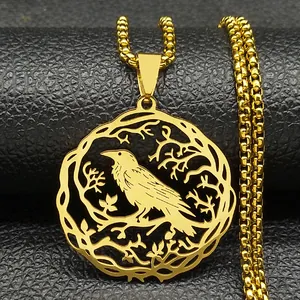 Détail d'un pendentif colibri en acier inoxydable plaqué or 18 carats sur cuir noir