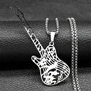 Détail du pendentif guitare en acier titane argenté avec notes de musique ciselées