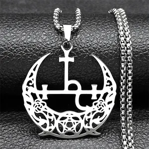 Gros plan du pendentif croissant de lune et pentagramme en argent sur cuir noir