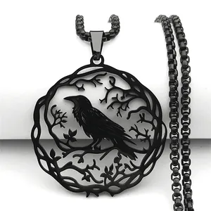 Vue détaillée du pendentif silhouette colibri noir en acier avec un design ajouré