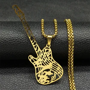 Détail macro du collier pendentif guitare dorée ajourée avec notes sur cuir noir