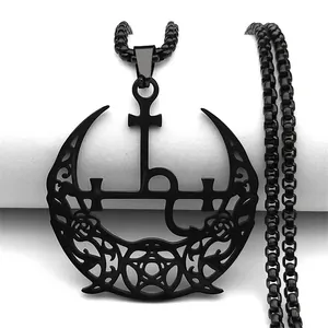 Vue détaillée du collier gothique noir en acier titane avec croissant de lune et pentagramme