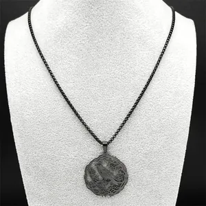 Collier rétro noir en acier inoxydable avec pendentif corbeau sur présentoir blanc