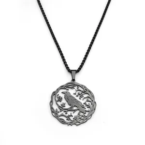 Collier avec pendentif corbeau en acier inoxydable noir poli et motif d'arbre évidé