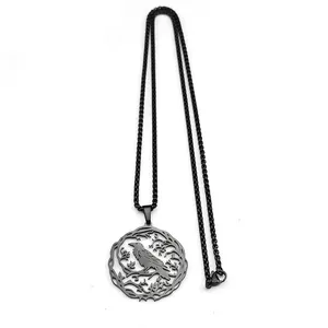 Détail du pendentif corbeau noir gothique avec bordures de vignes et chaîne longue