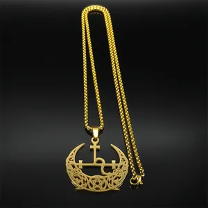 Détail du collier en acier titane doré avec pendentif croissant de lune et étoile sur chaîne