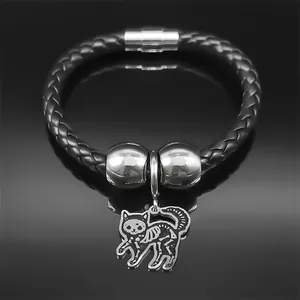 Détail du bracelet tressé avec pendentif squelette de chat argenté et fermoir aimanté