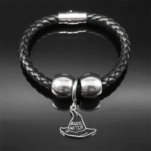 Detalle de pulsera de cuero trenzado con dije de sombrero de bruja y cierre magnético