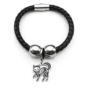 Bracelet en cuir tressé noir avec pendentif chat crâne argenté et fermoir magnétique