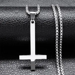 Collier Pendentif Croix Inversée en Acier Inoxydable Bijoux Gothiques Punk Croix pour Hommes Femmes Accessoire Quotidien