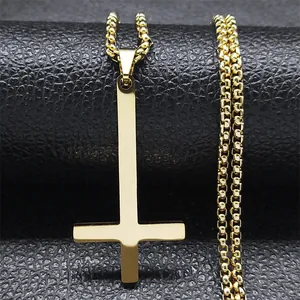 Collier avec pendentif croix inversée dorée polie pour hommes sur fond de cuir noir