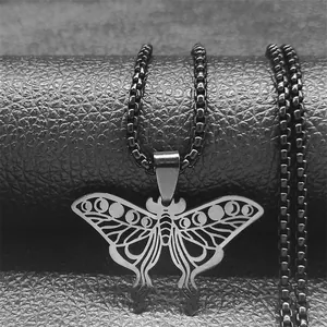 Détail macro du pendentif papillon évidé avec design phases de lune sur cuir noir
