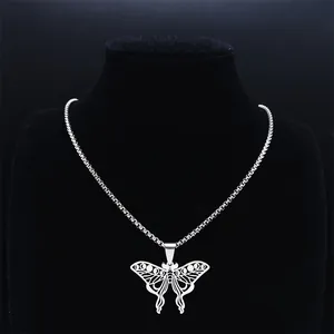 Collier papillon gothique en acier inoxydable sur un buste de mannequin en velours noir