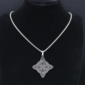 Nahaufnahme des Viking Celtic Knot Anhängers mit schwarzem Öl auf einer Edelstahl-Halskette