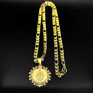 Detail einer vergoldeten Figaro-Kette mit religiösem Anhänger auf schwarzer Oberfläche