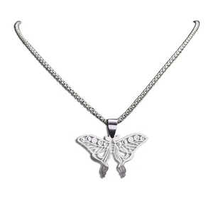 Collier en acier inoxydable avec pendentif papillon évidé et chaîne gourmette au style moderne