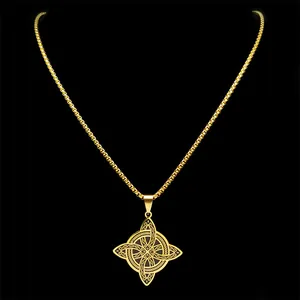 Goldene Hexenknoten-Halskette mit keltischem Ausschnitt-Anhänger auf schwarzem Grund