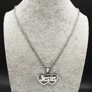 Détail du collier en acier inoxydable argenté avec double cœur et pendentif Jesus