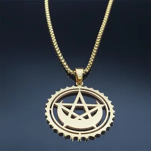 Collier doré en acier inoxydable avec pendentif pentagramme et lune sur fond noir poli