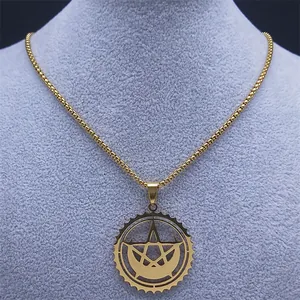 Détail du collier en acier inoxydable doré avec pendentif étoile et lune gothique